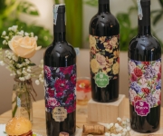 Sự Kết Hợp Hoàn hảo Giữa Truyền Thống Và Hiện Đại Trong Rượu Vang Hoa Tây Ban Nha Và Rượu Vang Hoa Hồng Vàng