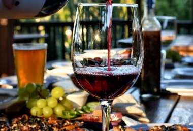 Cách cầm ly rượu vang cho người mới uống